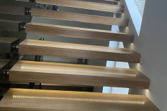 schody-wiszace elementy oświetlenia montowane w wiszących stopniach